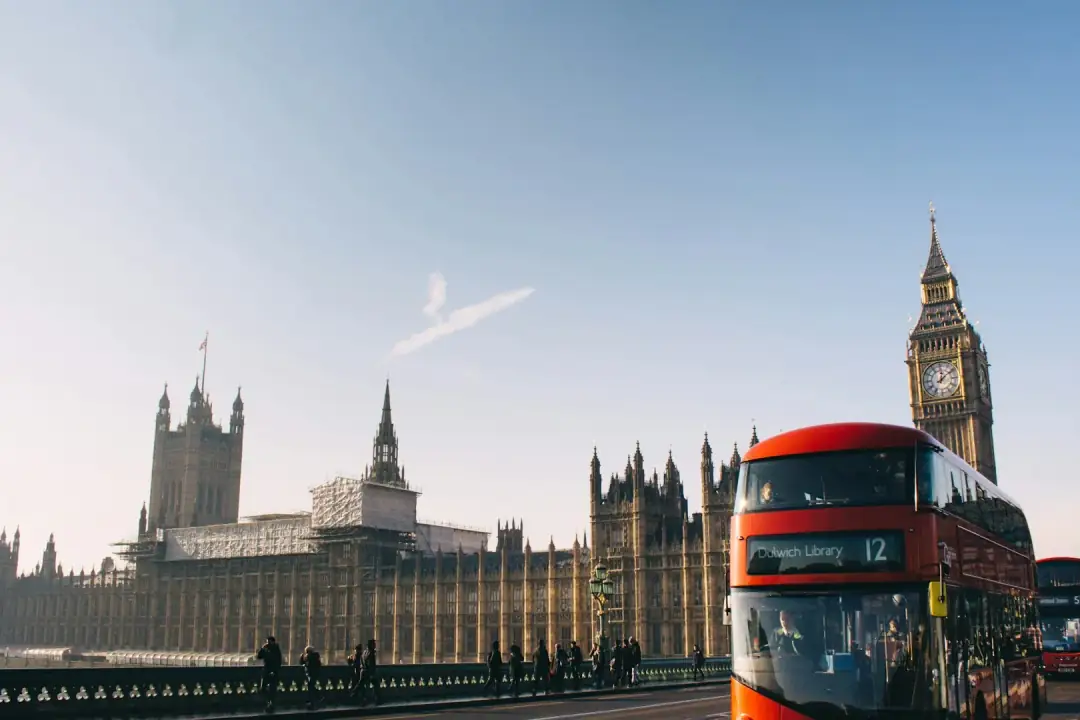 Röd buss och Big Ben i London, Storbritannien