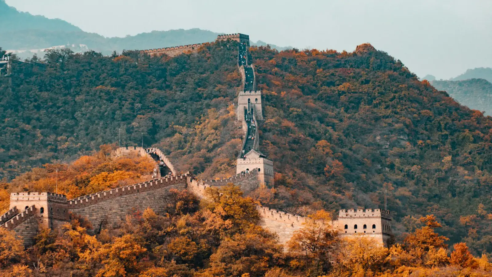 Kinesiska muren i bergen utanför Peking, Kina Kinesiska muren i bergen utanför Peking, Kina