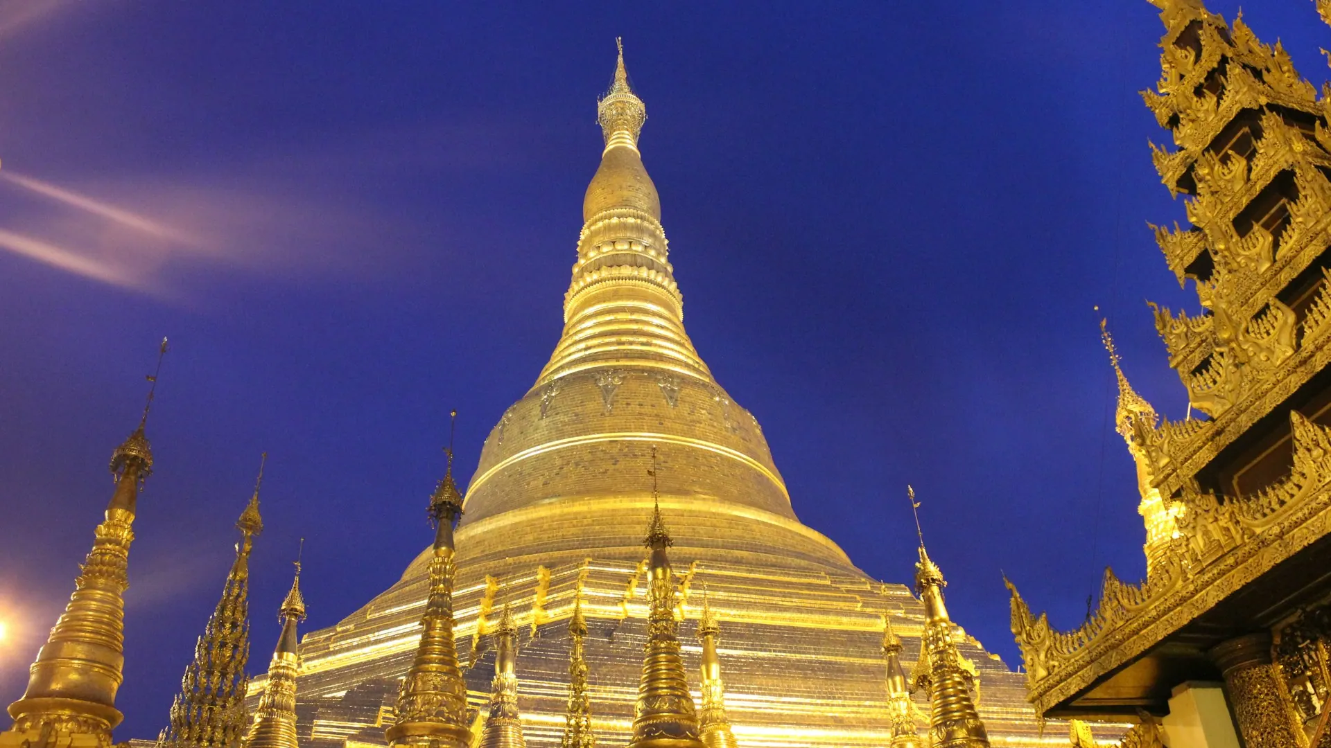 Shwedagon-pagoden i Yangon belyst mot kvällshimlen Shwedagon-pagoden i Yangon belyst mot kvällshimlen