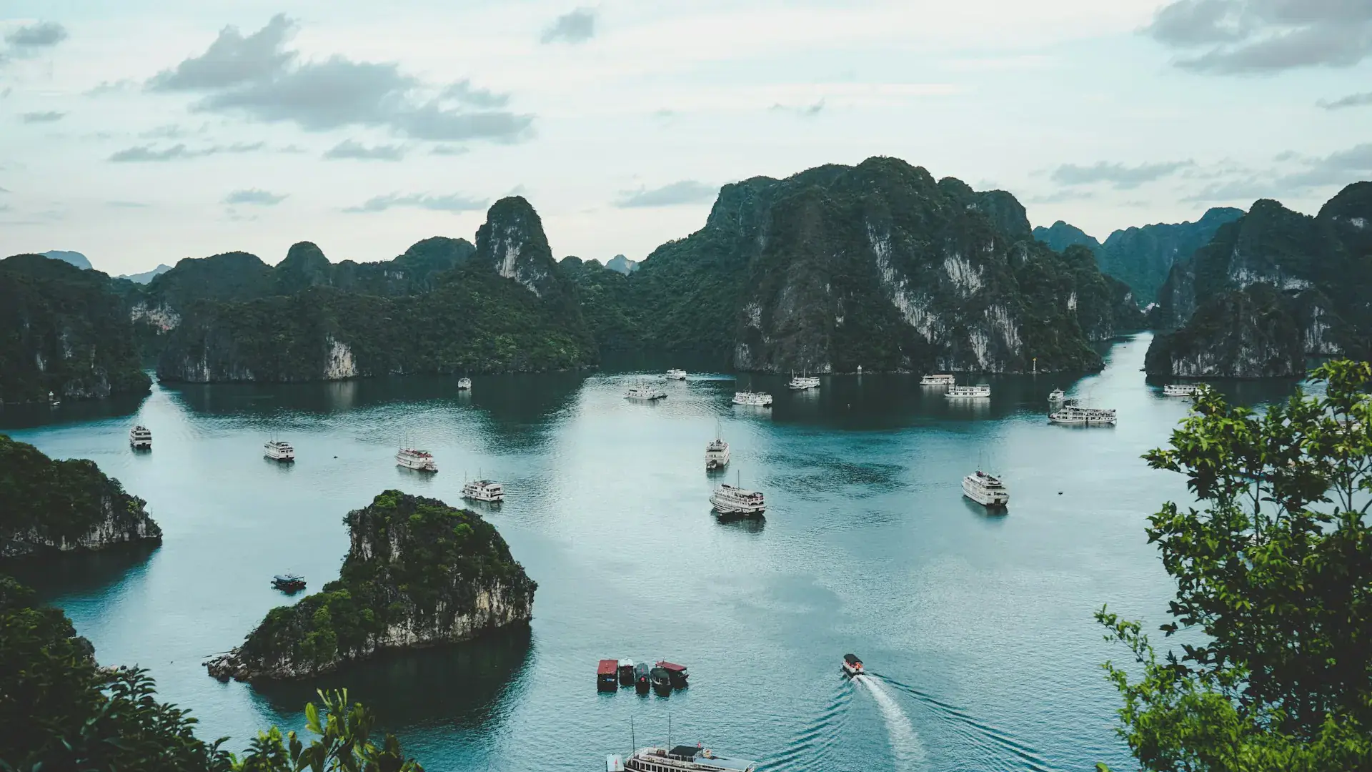 Ha Long Bay i Vietnam Ha Long Bay i Vietnam