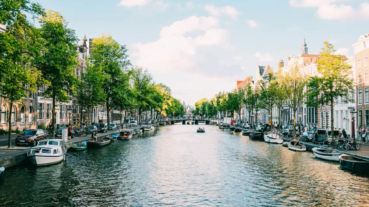 Kanaler i Amsterdam, Nederländerna Kanaler i Amsterdam, Nederländerna