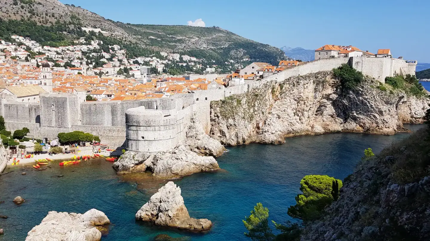 Stadsmuren i Dubrovnik mot Adriatiska havet, Kroatien Stadsmuren i Dubrovnik mot Adriatiska havet, Kroatien