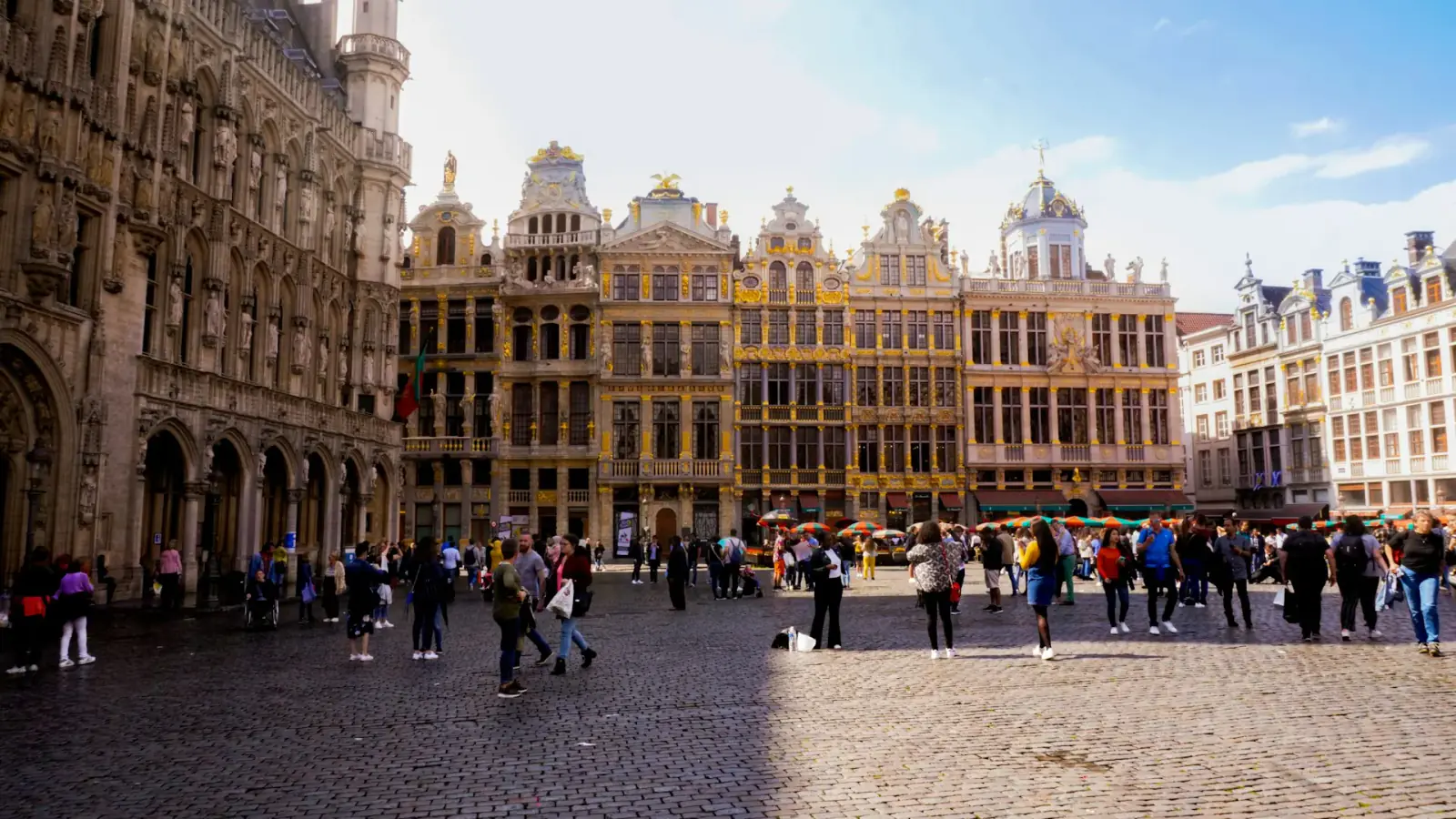 Grand Place i Brussel med stadshuset och gilleshus i dagsljus Grand Place i Brussel med stadshuset och gilleshus i dagsljus