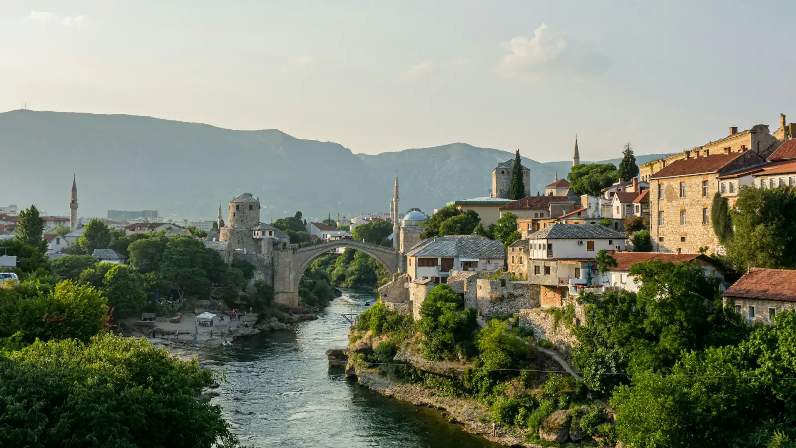 Stari Most över Neretva i Mostar, Bosnien Stari Most över Neretva i Mostar, Bosnien