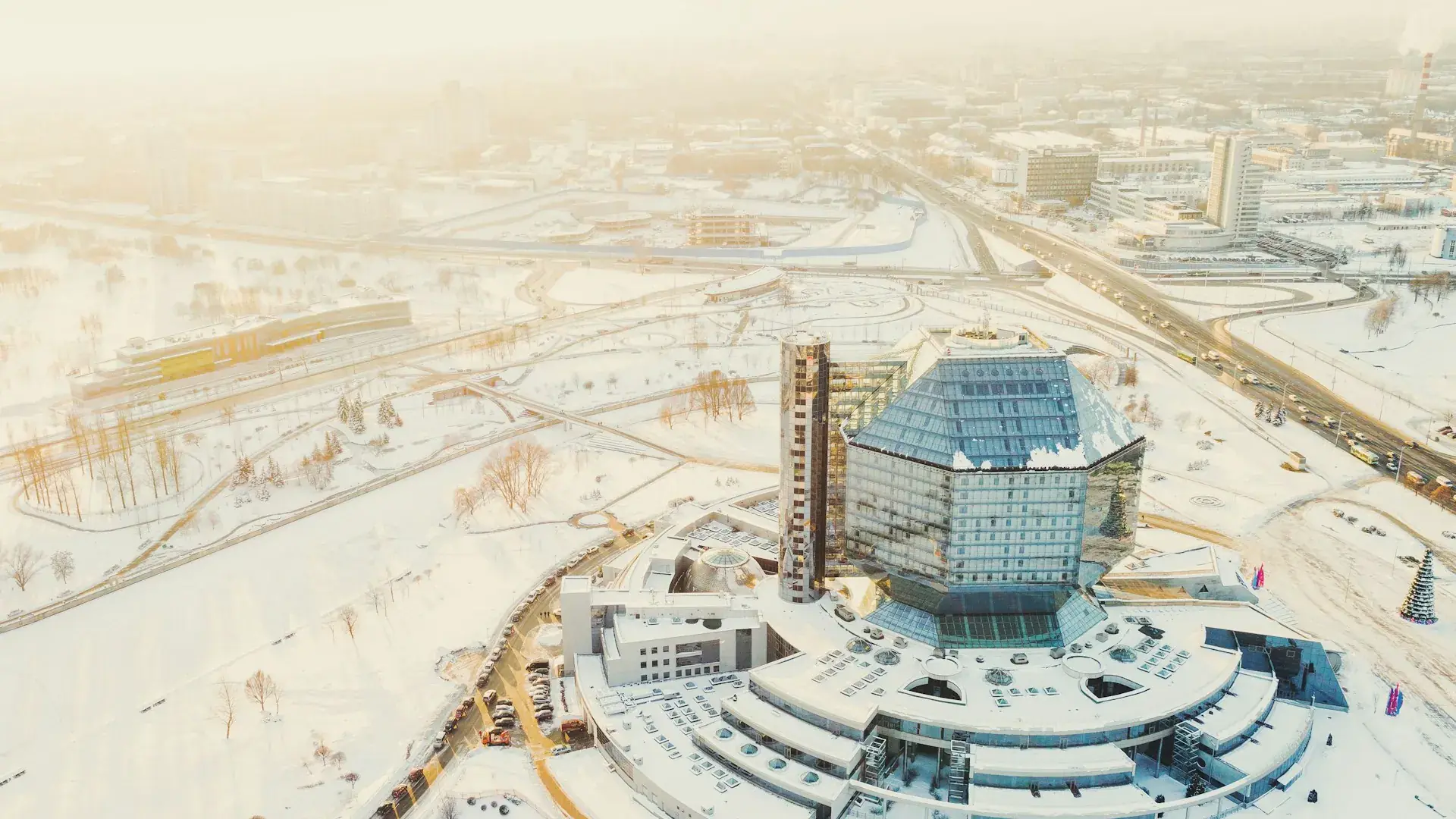 Nationalbiblioteket i Minsk, den geometriska glasbyggnaden vid Niezaliežnasci Nationalbiblioteket i Minsk, den geometriska glasbyggnaden vid Niezaliežnasci