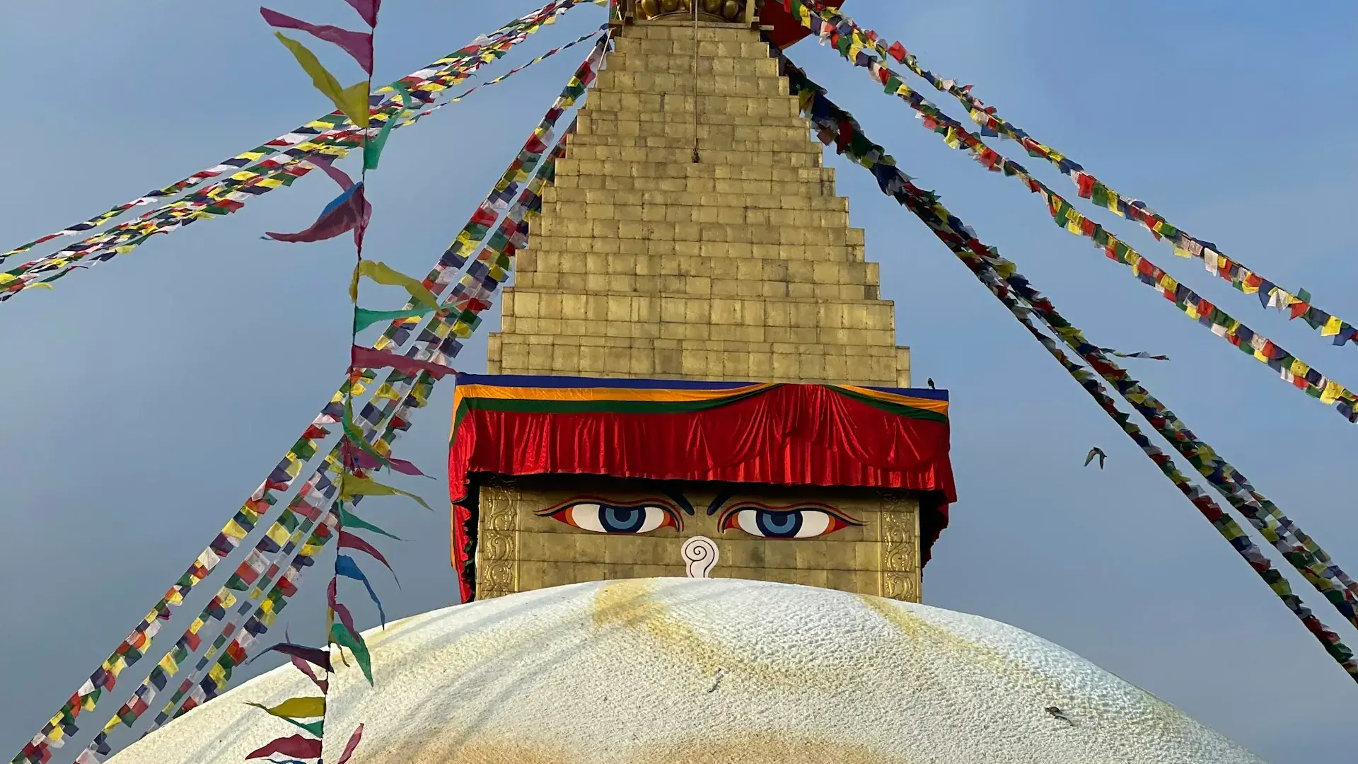 Boudhanath-stupan i Kathmandu med bönflaggor mot himlen Boudhanath-stupan i Kathmandu med bönflaggor mot himlen