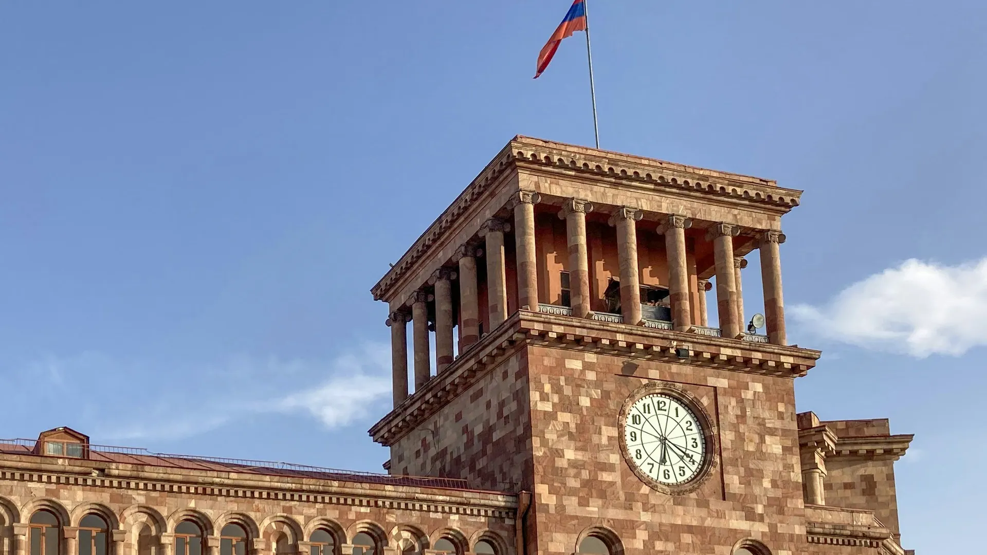 Republikplatsen i Jerevan med klocktornet och armeniska flaggan Republikplatsen i Jerevan med klocktornet och armeniska flaggan