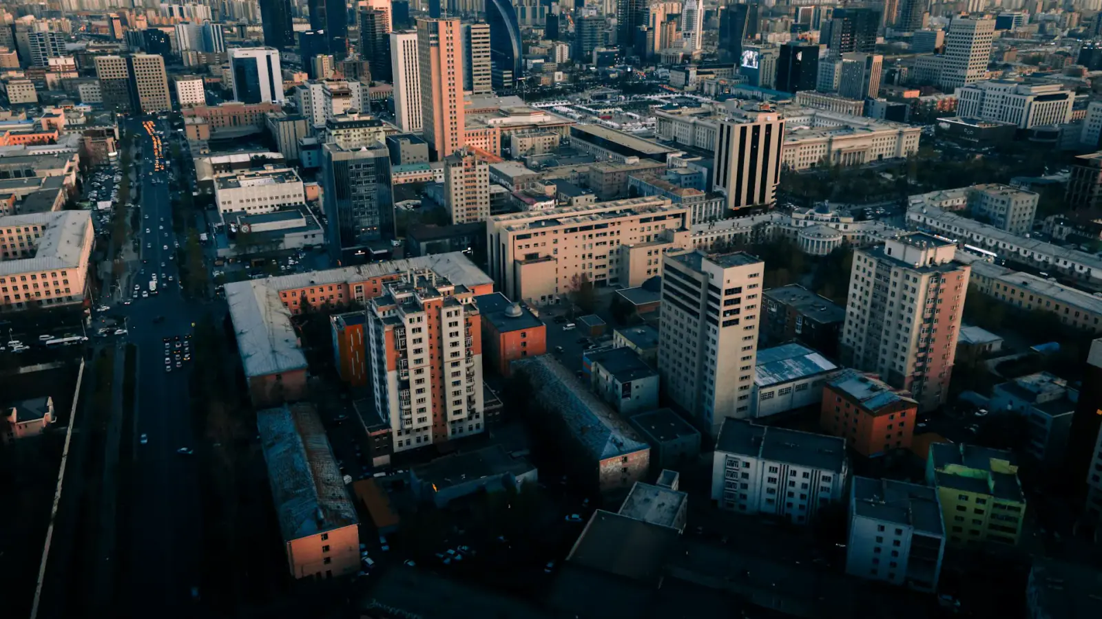 Ulaanbaatar i skymning med höghus och Bogd Khan-bergen i bakgrunden Ulaanbaatar i skymning med höghus och Bogd Khan-bergen i bakgrunden