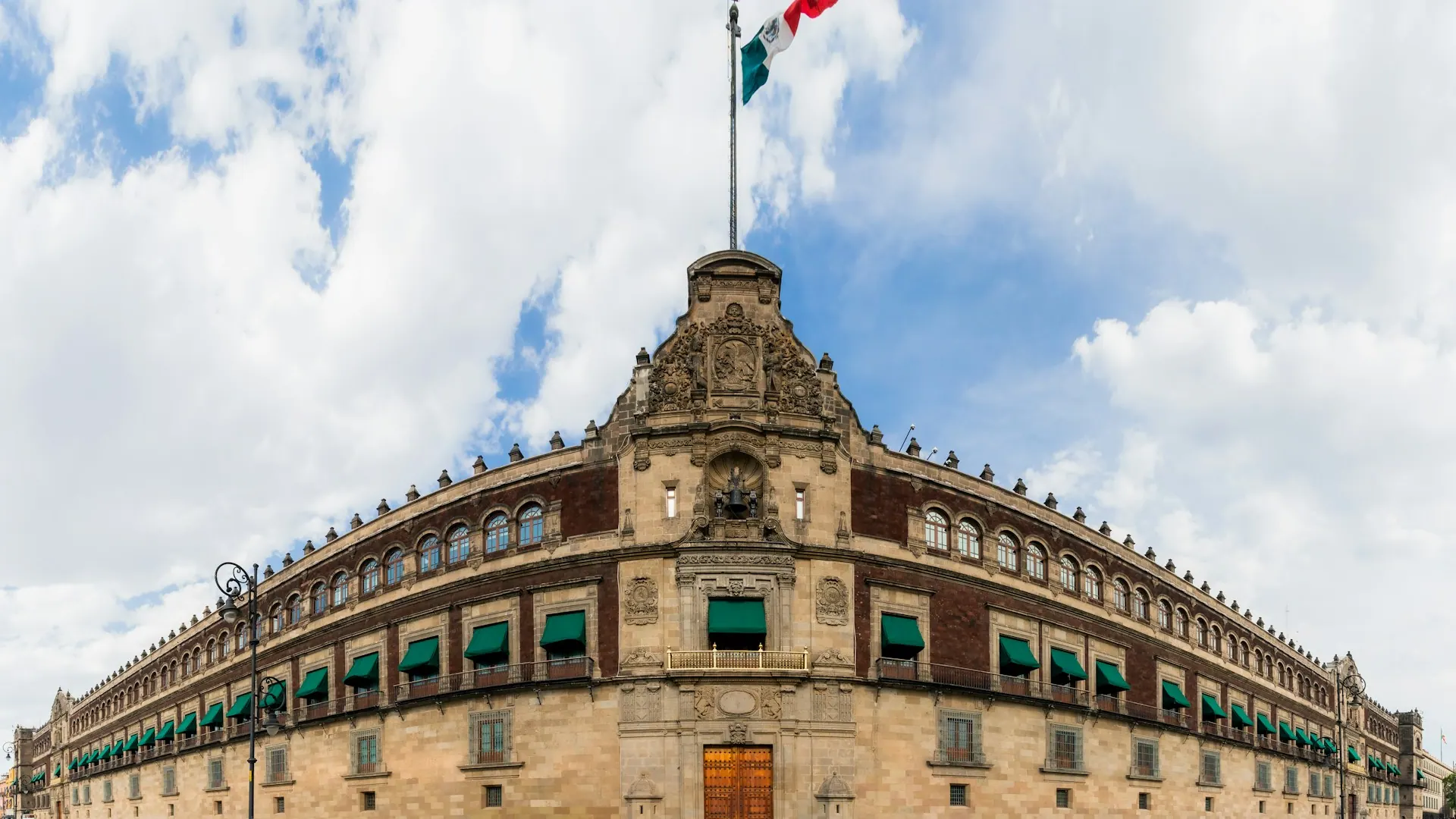 Palacio Nacional vid Zócalo i Mexico City med mexikanska flaggan på taket Palacio Nacional vid Zócalo i Mexico City med mexikanska flaggan på taket