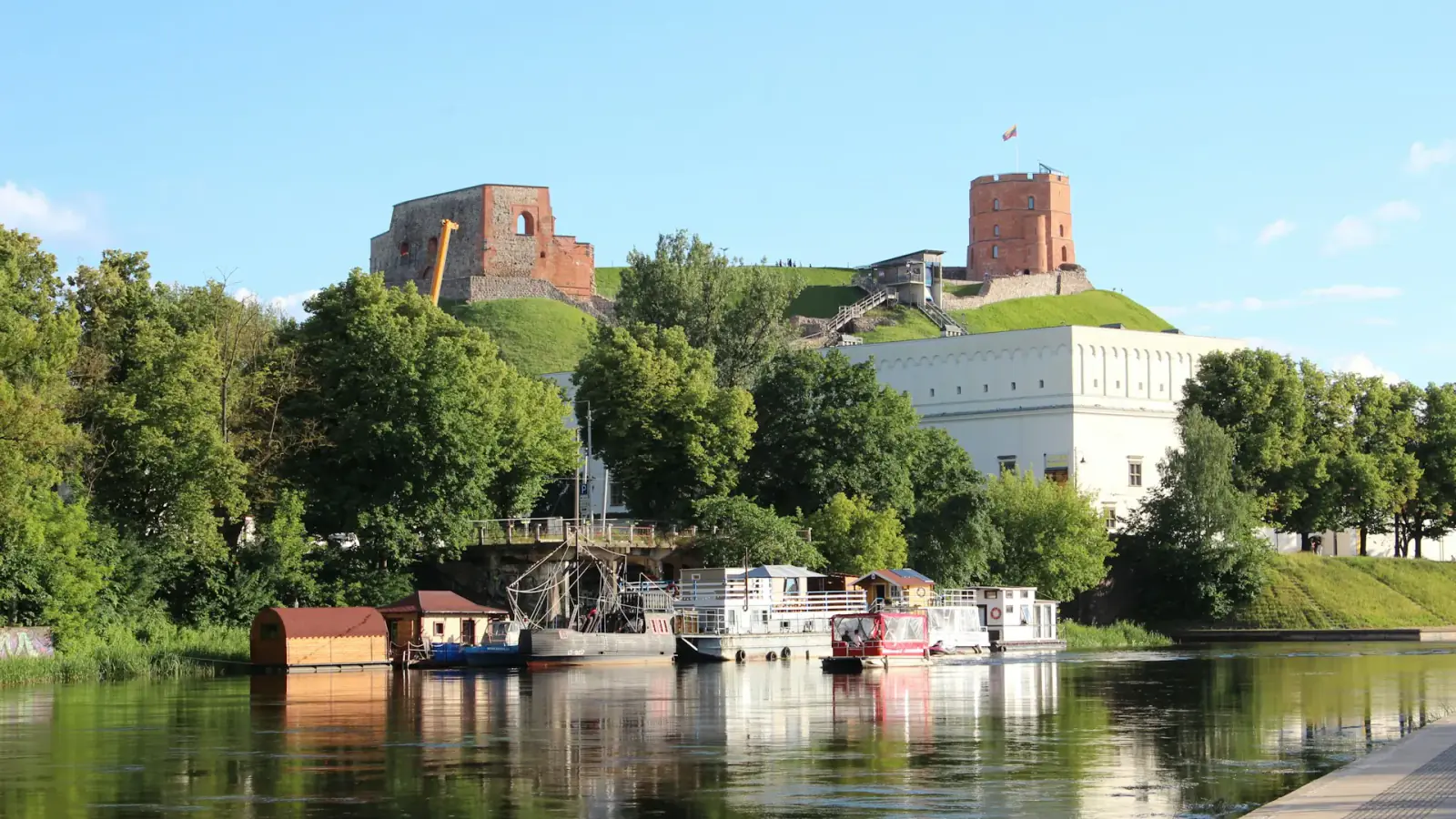 Gediminas torn och Neris i Vilnius, Litauen Gediminas torn och Neris i Vilnius, Litauen
