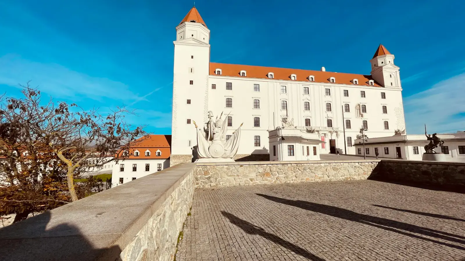 Bratislava slott ovanför Donau, Slovakien Bratislava slott ovanför Donau, Slovakien