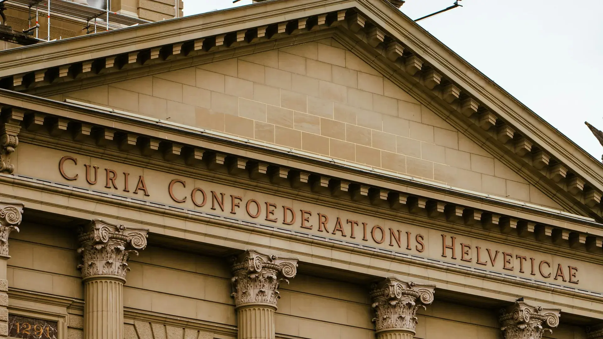 Bundeshaus i Bern med inskriften Curia Confoederationis Helveticae Bundeshaus i Bern med inskriften Curia Confoederationis Helveticae