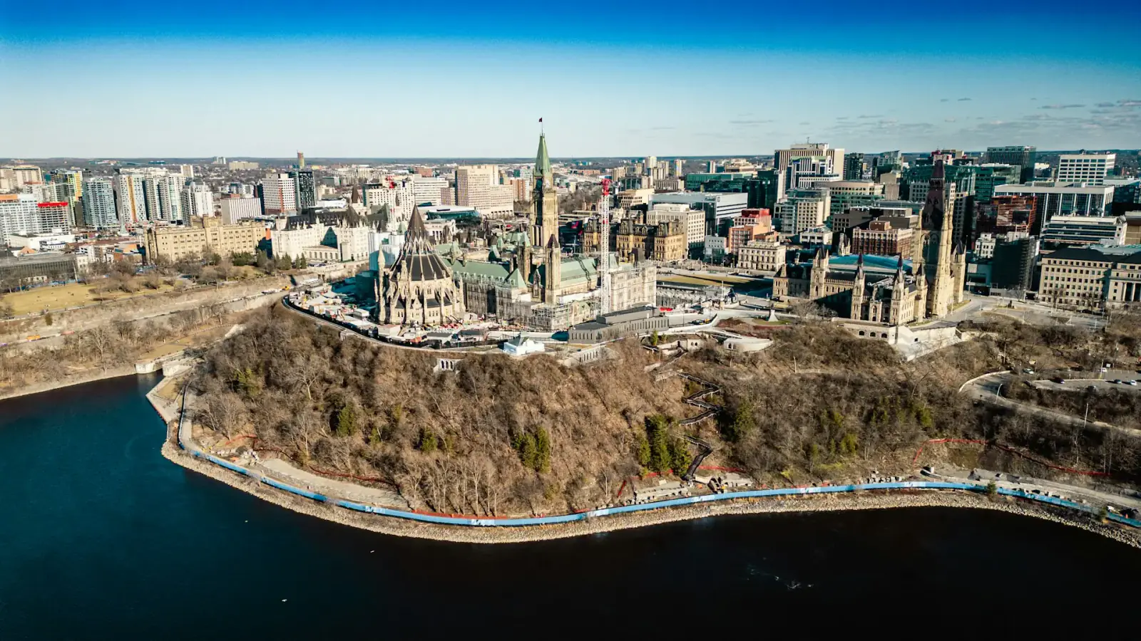 Parlamentskullen i Ottawa sett från Ottawafloden med Peace Tower Parlamentskullen i Ottawa sett från Ottawafloden med Peace Tower