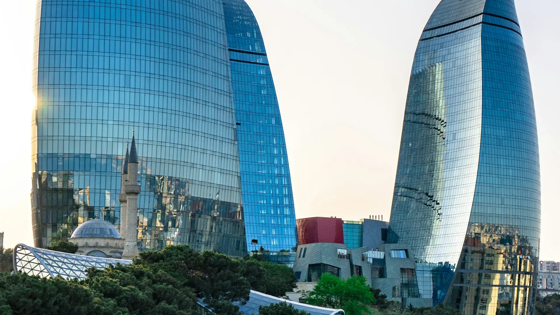 Flame Towers och Şəhidlər-moskén i Baku, Azerbajdzjan Flame Towers och Şəhidlər-moskén i Baku, Azerbajdzjan