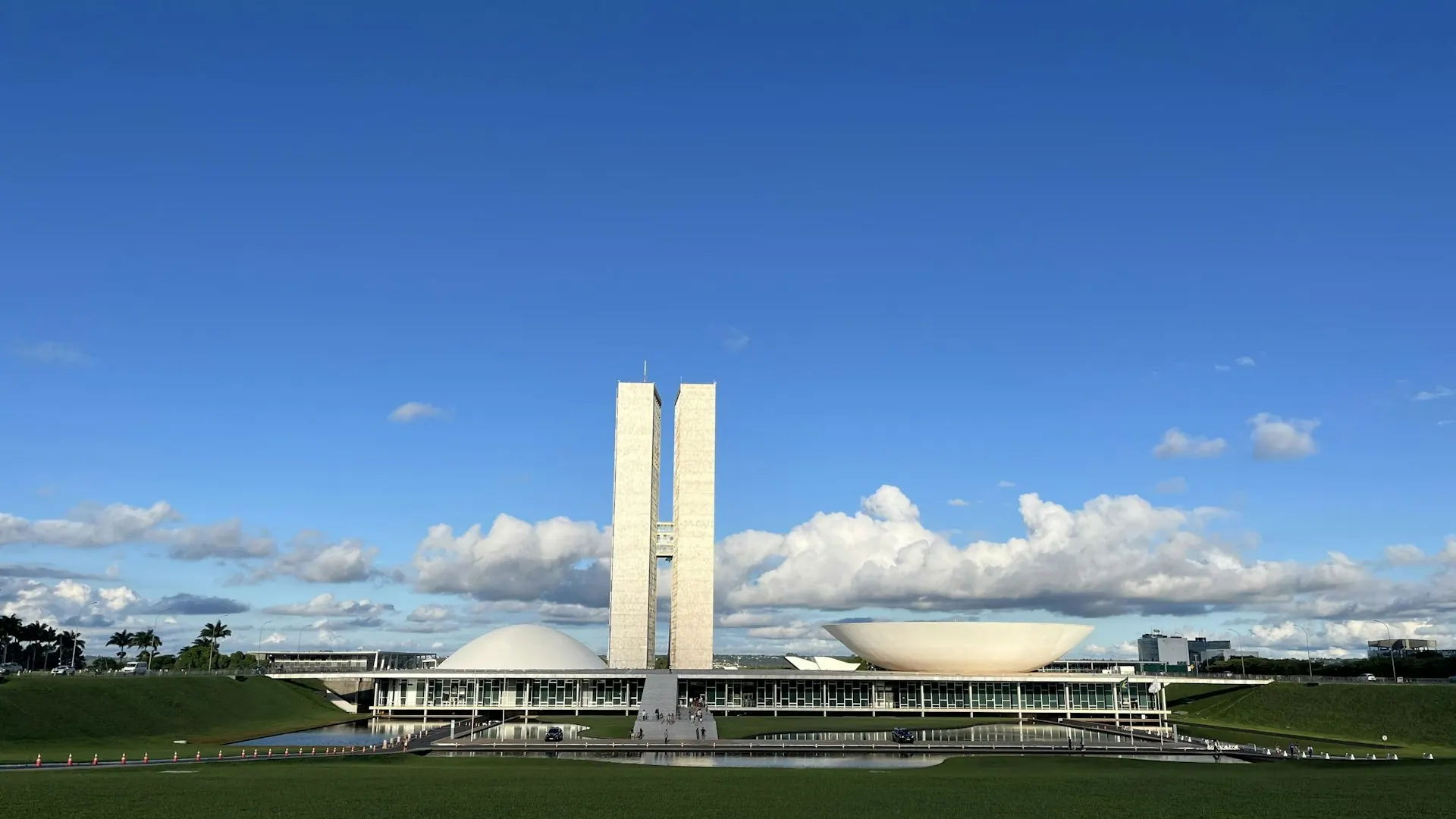 Congresso Nacional i Brasília med senatsdom och deputeradekammare mot blå himmel Congresso Nacional i Brasília med senatsdom och deputeradekammare mot blå himmel