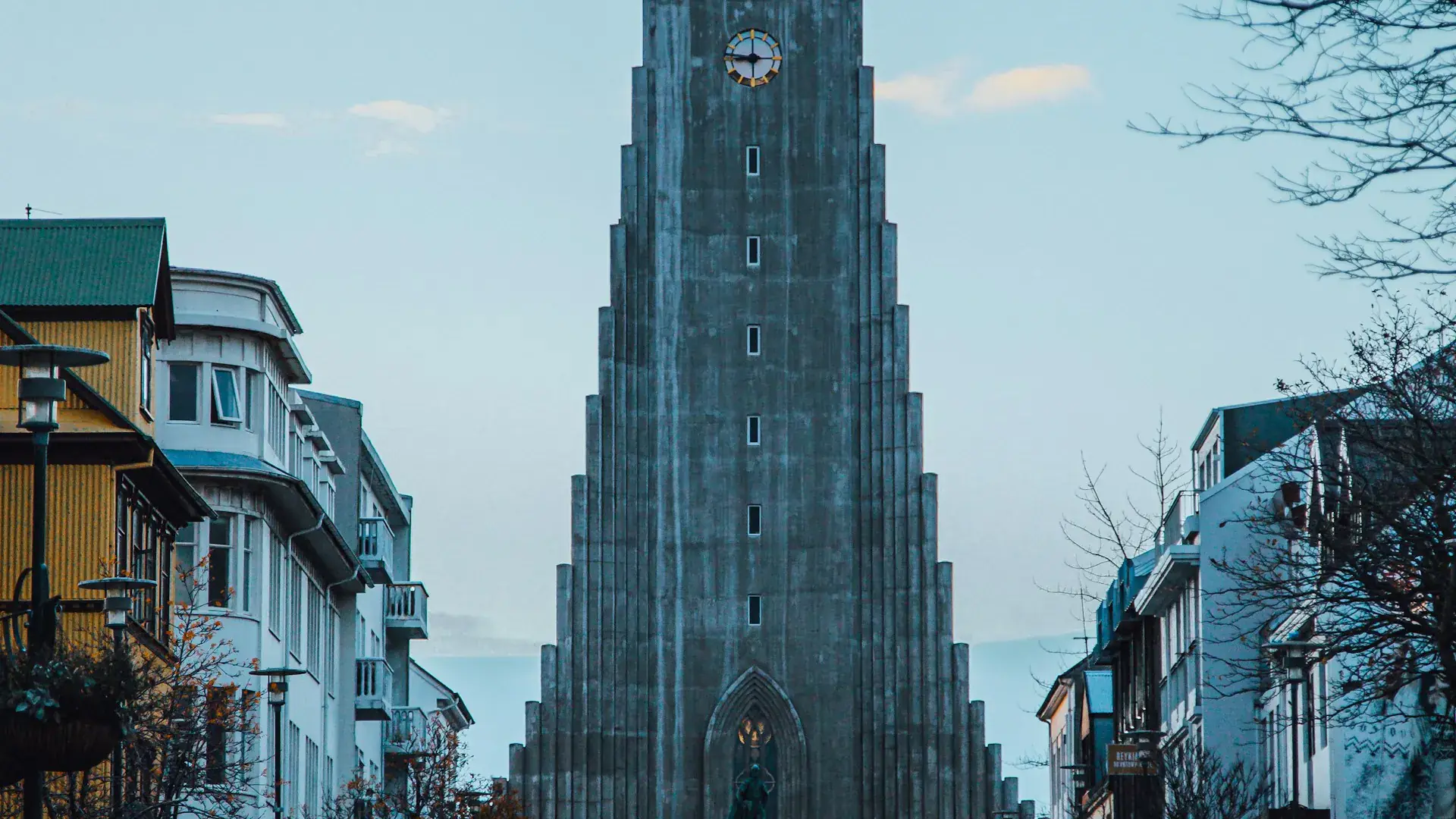 Hallgrímskirkja och gator i Reykjavík, Island Hallgrímskirkja och gator i Reykjavík, Island