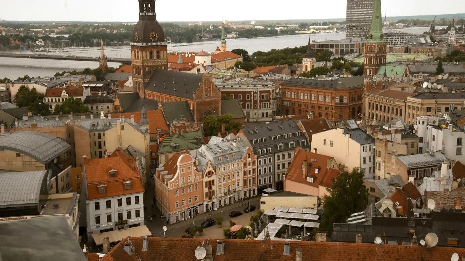 Rigas gamla stad, katedralen och Daugava, Lettland Rigas gamla stad, katedralen och Daugava, Lettland