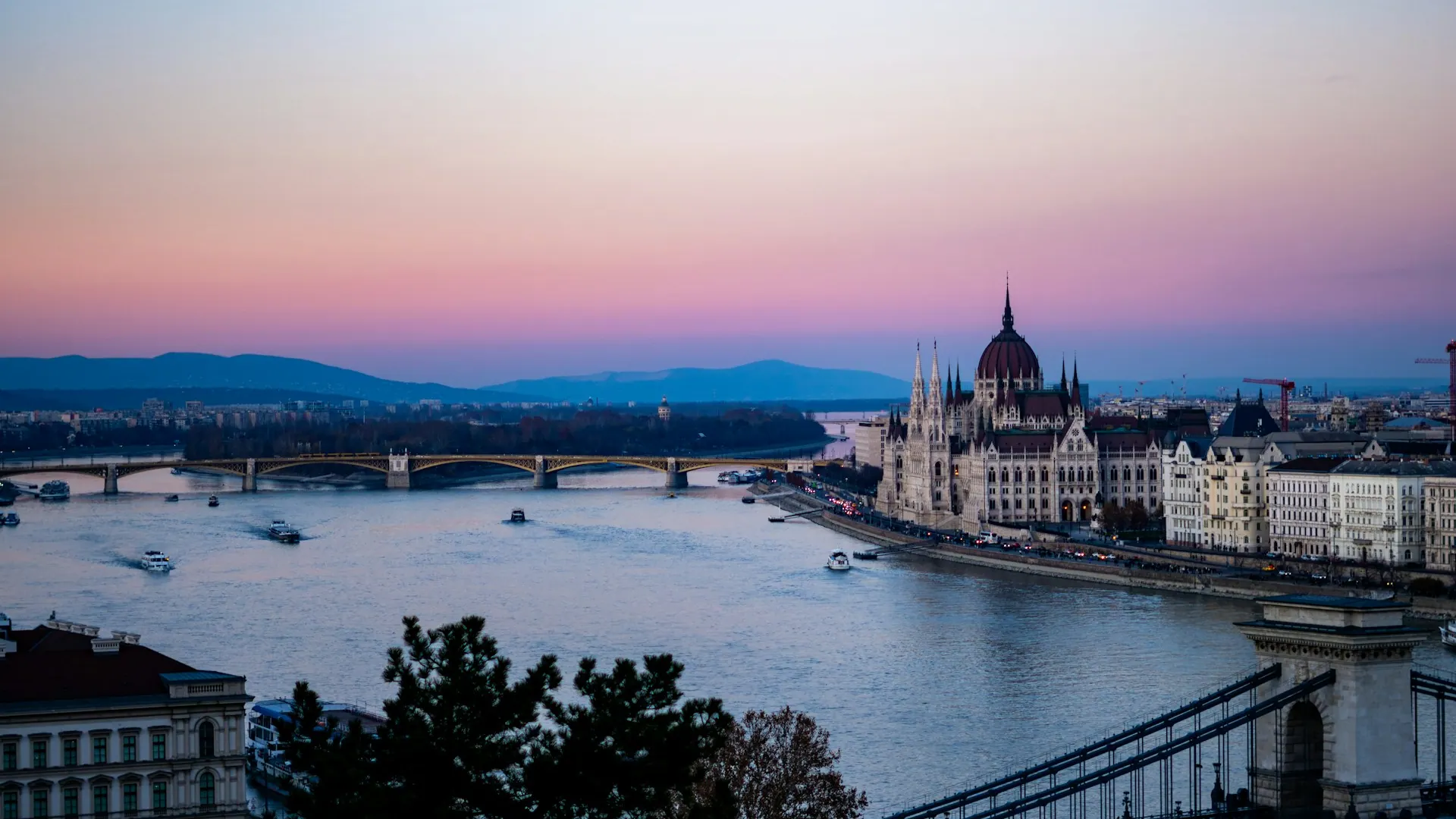 Donau och Budapests silhuett i kvällsljus, Ungern Donau och Budapests silhuett i kvällsljus, Ungern