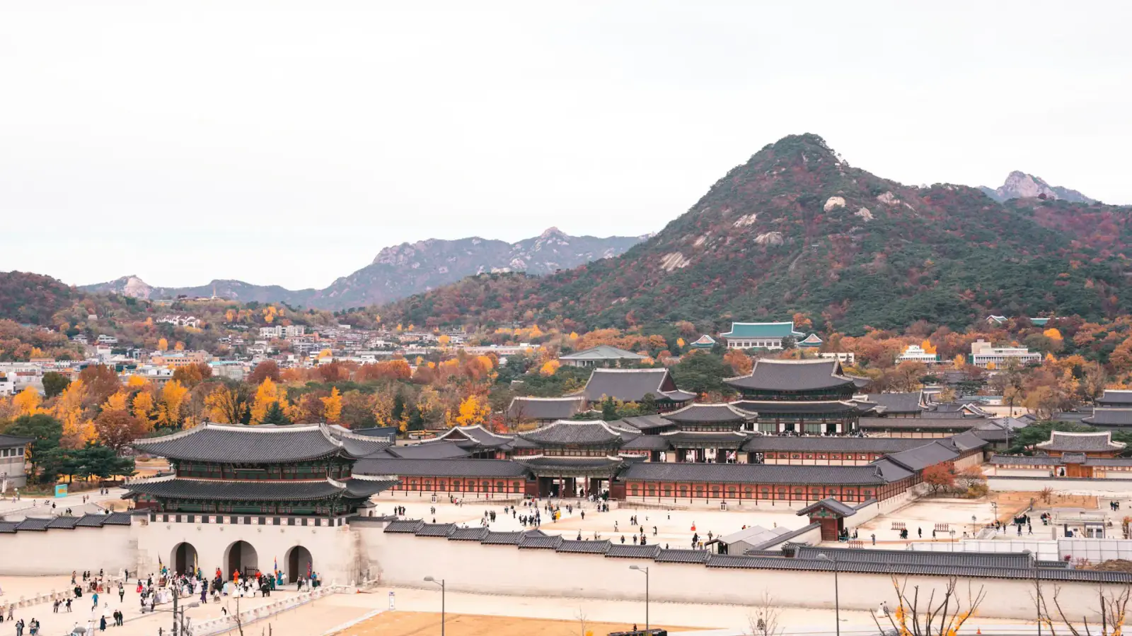 Gyeongbokgung och bergen bakom palatset i Seoul, Sydkorea Gyeongbokgung och bergen bakom palatset i Seoul, Sydkorea