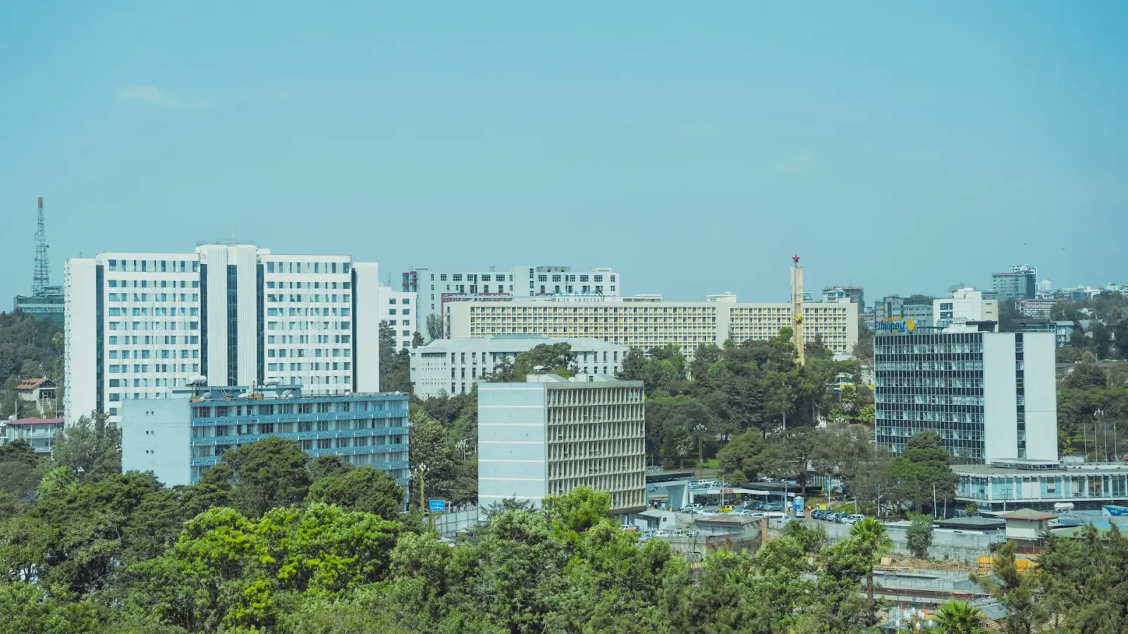 Addis Abeba med EthioPost och Tiglachin-monumentet Addis Abeba med EthioPost och Tiglachin-monumentet