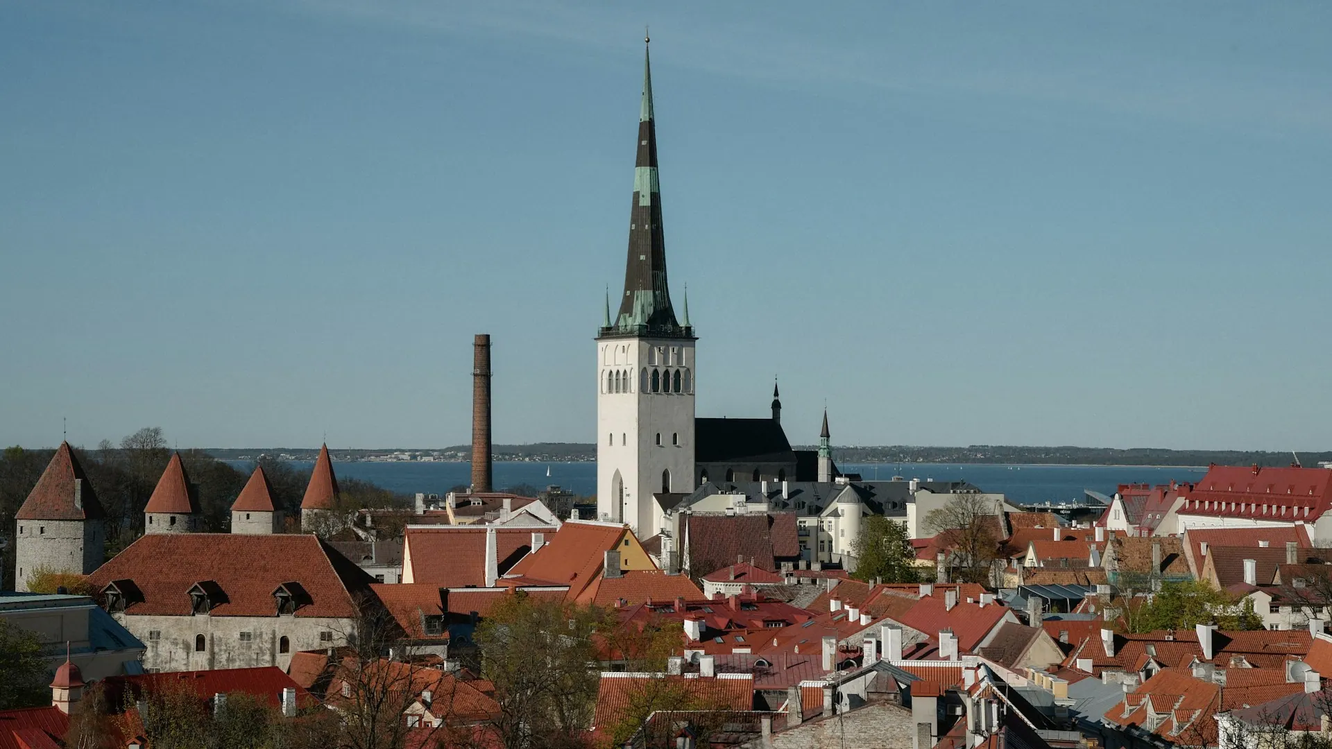 Oleviste kirik och röda tak över Tallinns vanalinn, Estland Oleviste kirik och röda tak över Tallinns vanalinn, Estland