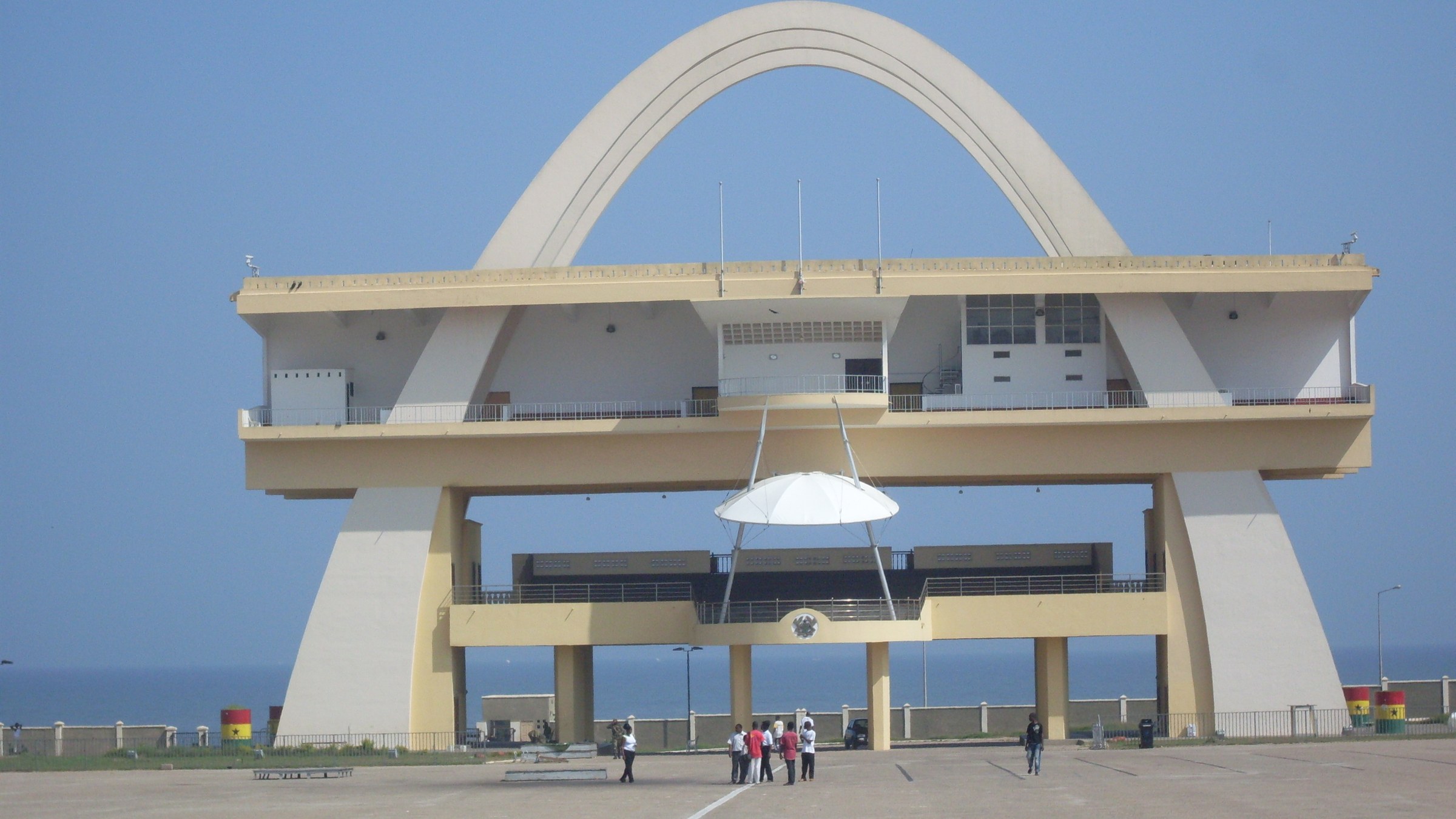 Independence Arch på Independence Square i Accra mot Guineabukten