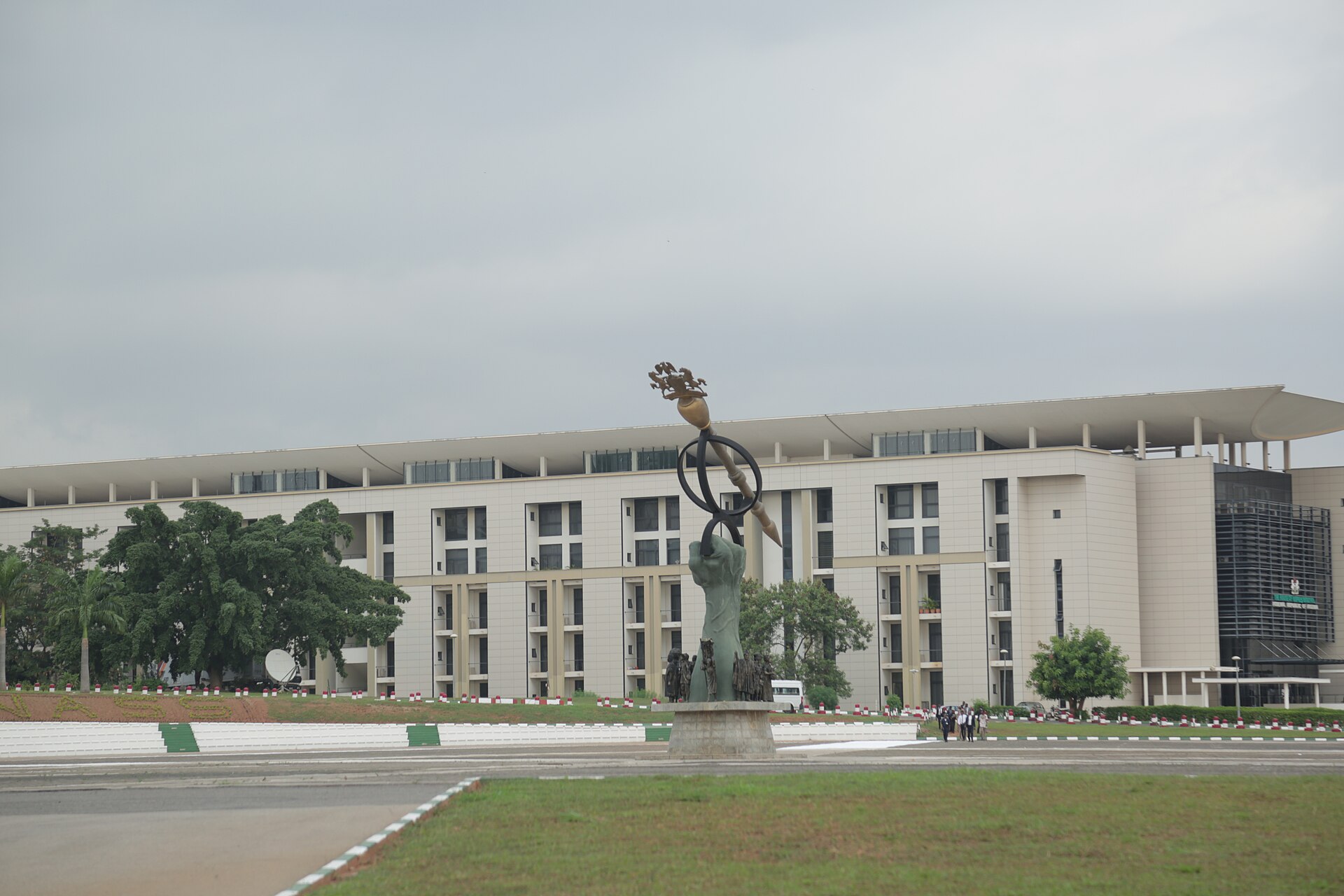 National Assembly i Abuja med NASS-monumentet och grön-vit kantsten